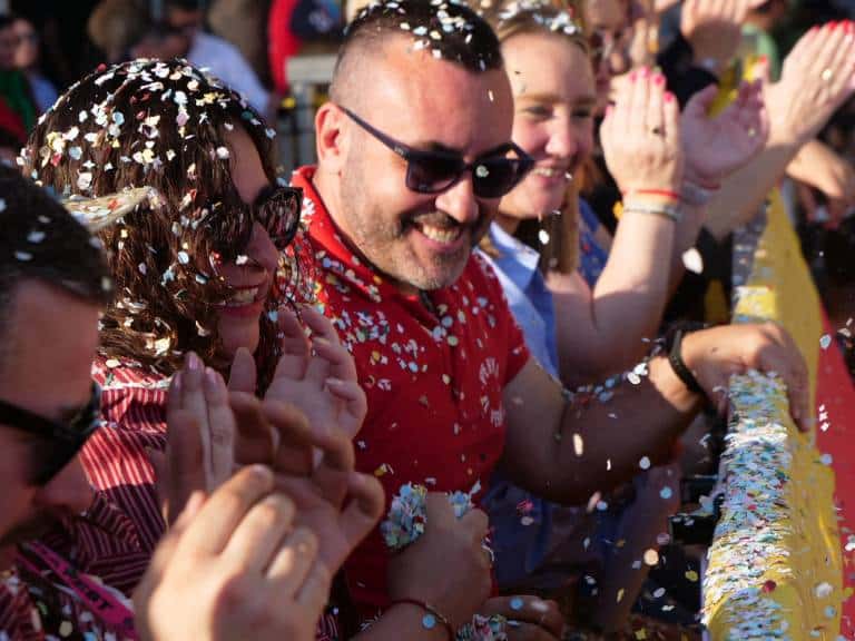 La Cavalcada de Sant Pasqual convierte Vila-real en un desfile de humor, cultura y participación.
