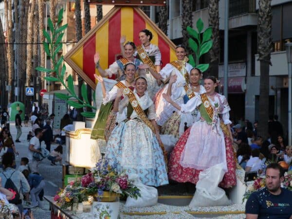 Vila-real celebra con ingenio y alegría su Cavalcada de Sant Pasqual 2025