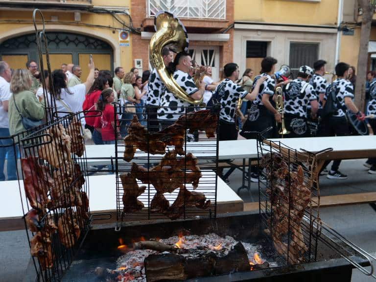Previo a la Xulla, la Plaza Mayor acogió la IX edición del concurso de elaboración de allioli.