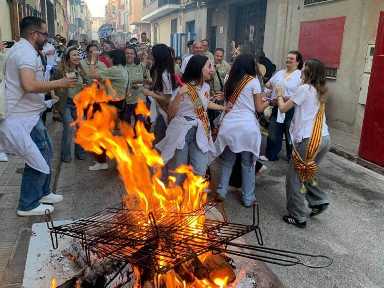 Previo a la Xulla, la Plaza Mayor acogió la IX edición del concurso de elaboración de allioli.