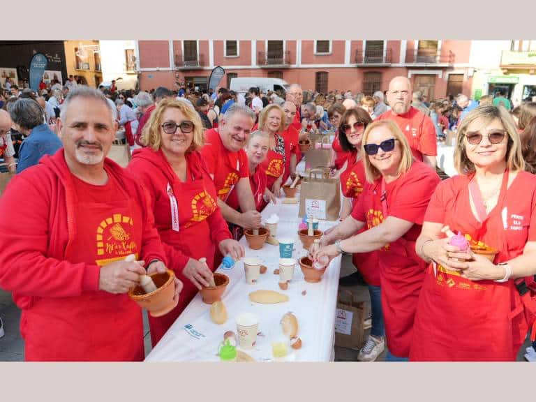 Previo a la Xulla, la Plaza Mayor acogió la IX edición del concurso de elaboración de allioli.