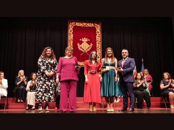 Vila-real rinde homenaje a las cortes de honor de las fiestas de 1975 y 2000