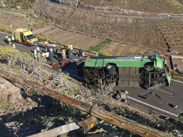 Vuelco de autobús deja un fallecido y varios heridos en San Sebastián de La Gomera, Canarias